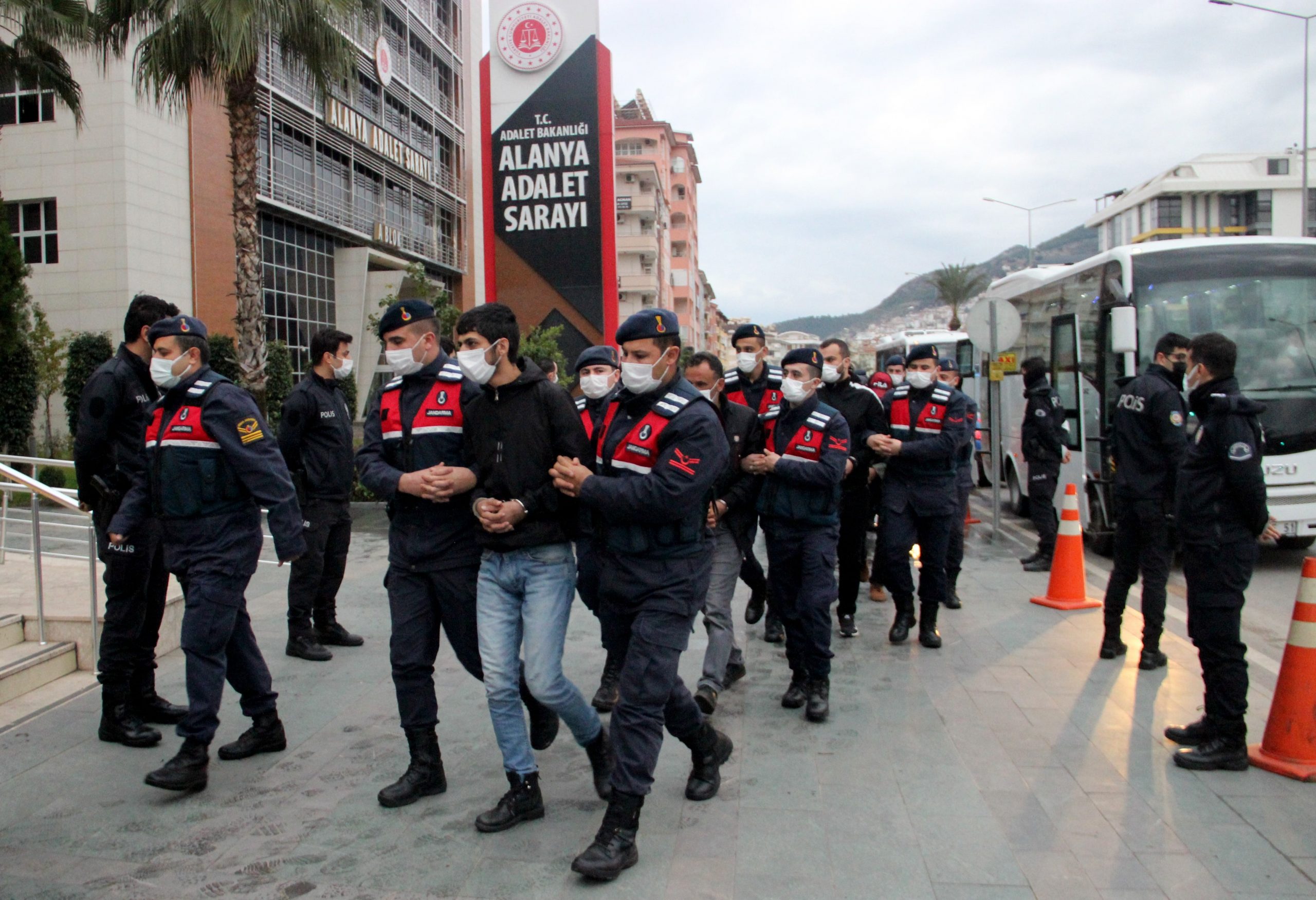 Çökertilen uyuşturucu çetesi şüphelileri adliyede
