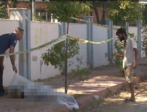 Kaldırım üzerinde cansız bedeni bulunan şahsın kimliğini dondurma yiyerek teşhis etmeye çalıştı