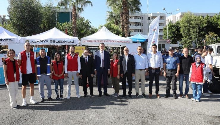 ALKÜ Rektörü ve Alanya Kaymakamı öğrencileri otogarda karşıladı