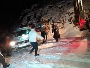 Gökbel’de karda mahsur kalan 15 araç ve 20 vatandaş kurtarıldı