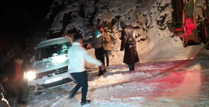 Gökbel’de karda mahsur kalan 15 araç ve 20 vatandaş kurtarıldı